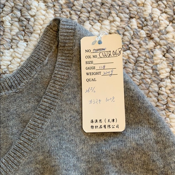 Off the shoulder gray sweater (from Japan?) - Picture 2 of 4